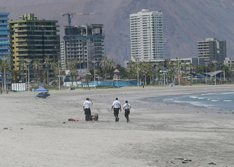 Hombre muere arrastrado por las olas en playa de Iquique