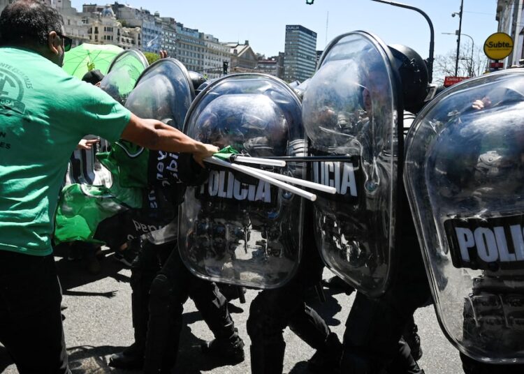 Protesta de jubilados en Argentina termina con 150 manifestantes detenidos y decenas de heridos