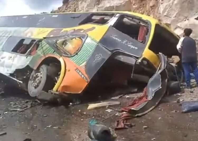 Bus colisiona en Bolivia y deja al menos 14 fallecidos