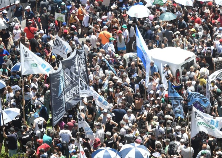 Mayor central sindical de Argentina impulsa huelga general contra gobierno de Milei tras violenta represión a jubilados