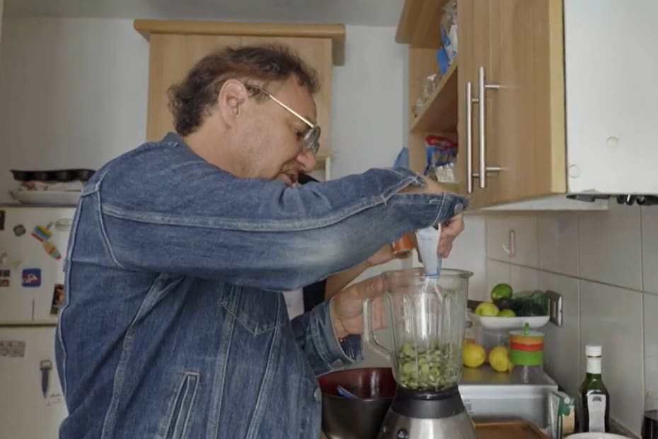 La familia preparó la cena en la pequeña cocina del nuevo hogar del actor.