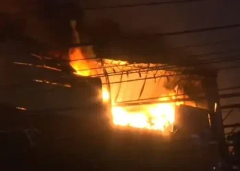 Cercado de Lima: un incendio consume un inmueble en el jirón Cangallo