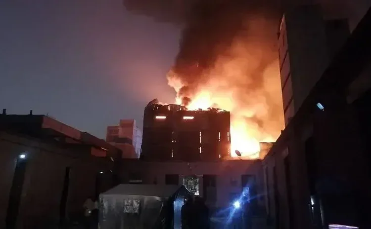 Emergencia en el Cercado de Lima: más de 50 unidades de los bomberos atienden incendio fuera de control