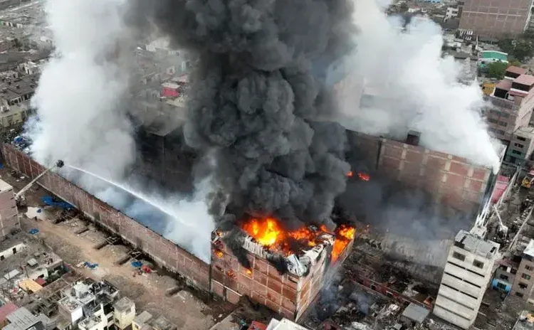 Incendio en Barrios Altos: bomberos estiman que podría ser extinguido el martes