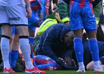 Jugador del Crystal Palace, Jean-Philippe Mateta, hospitalizado tras recibir una brutal patada en la cabeza de arquero de Milwall, Liam Roberts