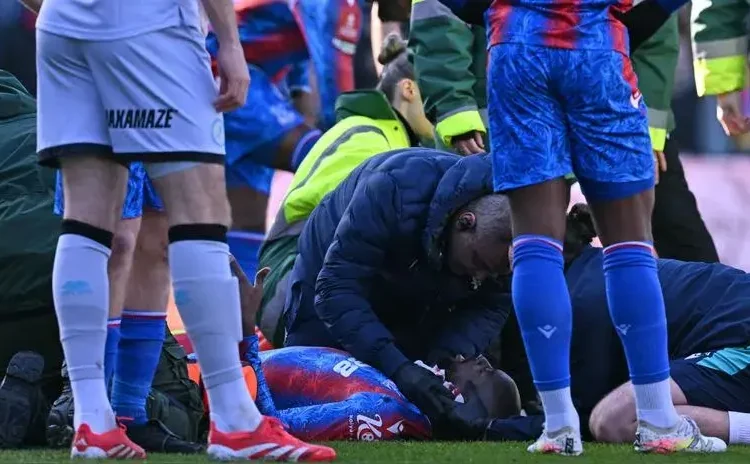 Jugador del Crystal Palace, Jean-Philippe Mateta, hospitalizado tras recibir una brutal patada en la cabeza de arquero de Milwall, Liam Roberts