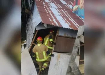 Loreto: Vivienda colapsa y mujer juntos a sus dos hijos se salvan de morir aplastados