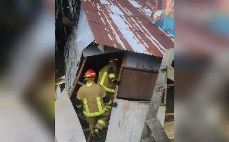 Loreto: Vivienda colapsa y mujer juntos a sus dos hijos se salvan de morir aplastados