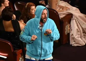 Oscar 2025 Adam Sandler usa sudadera y shorts en medio de la gala de los premios | Conan O’Brien