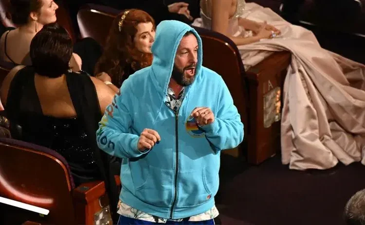 Oscar 2025 Adam Sandler usa sudadera y shorts en medio de la gala de los premios | Conan O’Brien
