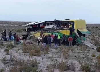 Siete peruanos, tres de ellos menores, entre los fallecidos por choque de buses en Bolivia