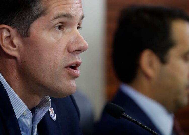 Más complicaciones para Michael Clark: La CMF informa sobre un millonario embargo a Azul Azul por liquidador de Sartor