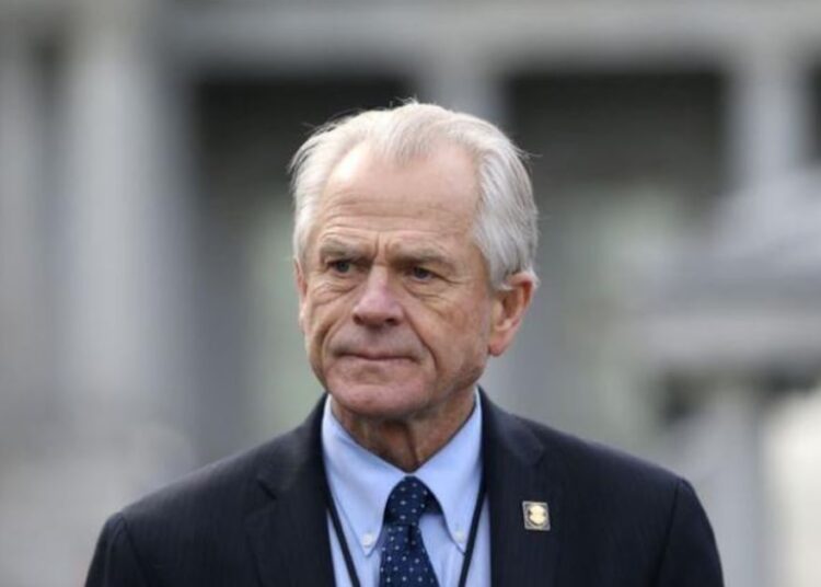 El asesor de Comercio de Trump rechaza hablar de exenciones y pide a China que no actúe como “un depredador”