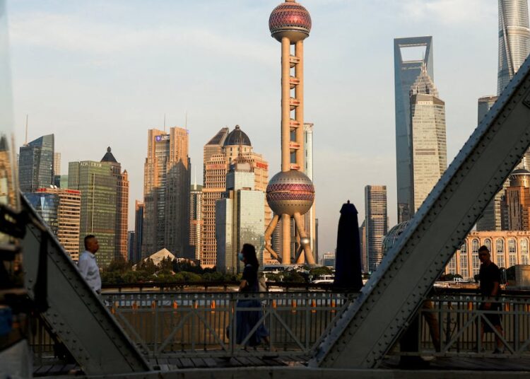 Economía china crece por encima de lo esperado antes de escalada arancelaria de Trump