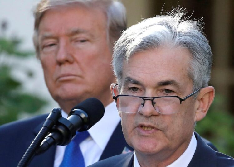 Trump carga otra vez contra el presidente de la Fed y dice que “ya es hora que termine su mandato”