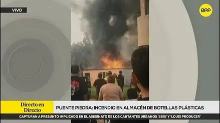 Puente de Piedra: el fuego consume un almacén de botellas de plástico
