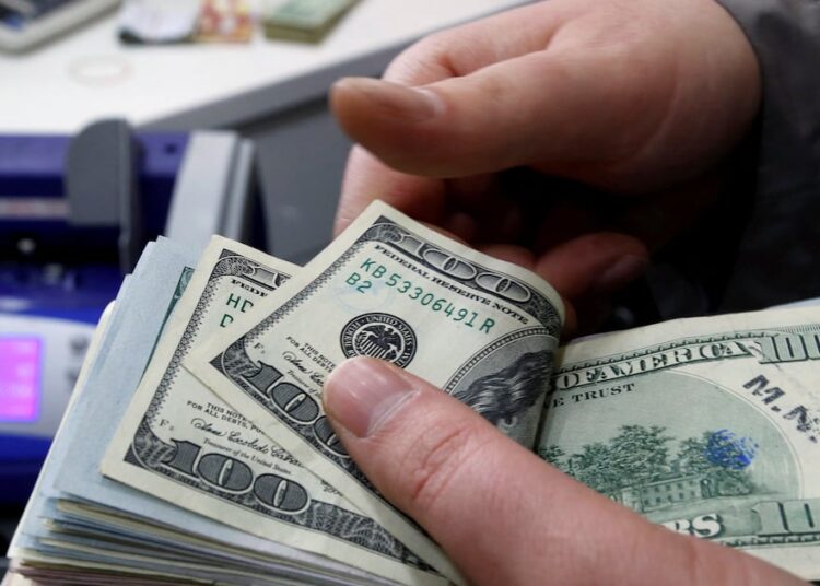 El dólar se desploma tras sorpresivo anuncio de pausa en los aranceles y se aleja del soporte de los $1.000