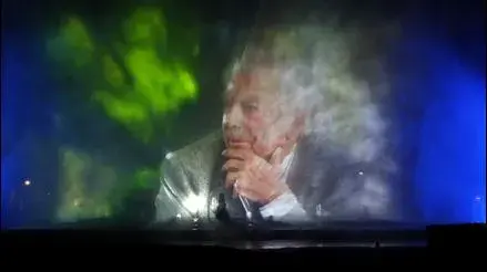 Imágenes emocionantes de Mario Vargas Llosa en la fuente de agua