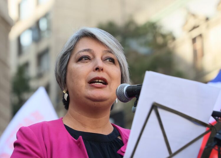 Jara señala que salario vital del país estaría en los $750 mil pesos y que eventuales alzas se harían con apoyo a Pymes