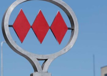 Encapuchados protagonizaron disturbios en el centro de Santiago: Metro informa normalización de red en Línea 1