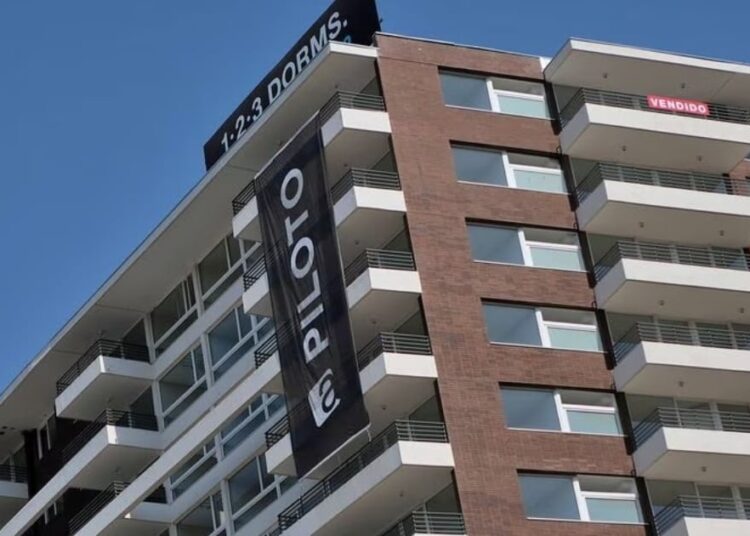 Mujeres en el país tienen más viviendas a su nombre que los hombres: 2,2 millones de ellas posee un bien raíz habitacional