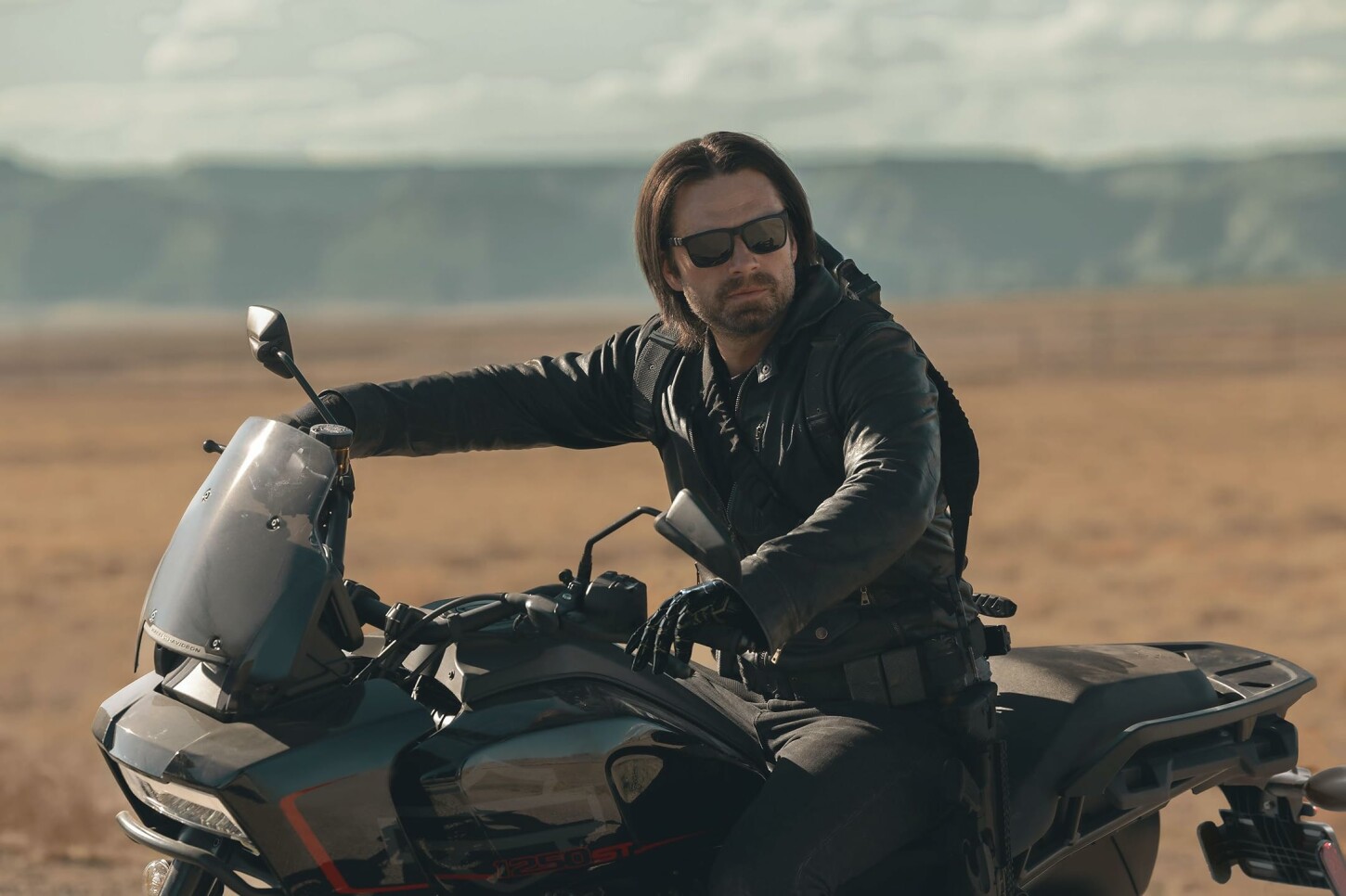 Sebastian Stan regresa como Bucky Barnes, el soldado de invierno, enfrentando una nueva amenaza en 'Thunderbolts*'.