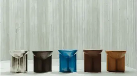 Su taller tiene una fila de piezas 'metate' como parte de la decoración espacial.