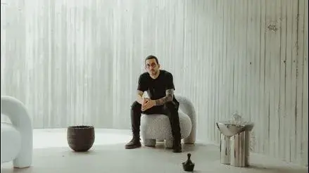 El diseñador colombiano David del Valle posa con sus piezas.