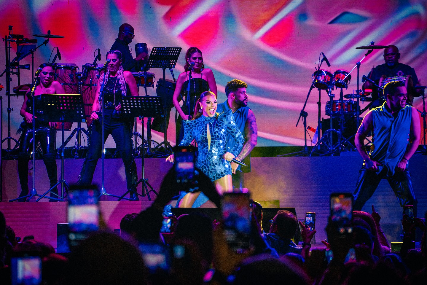 Su concierto en Costa 21 celebra su carrera musical y transmite un mensaje de alegría y fuerza.