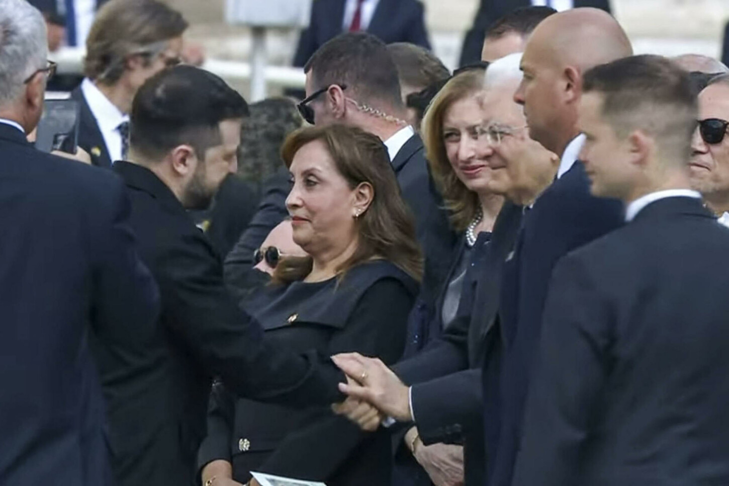 Dina Boluarte en la Plaza de San Pedro.