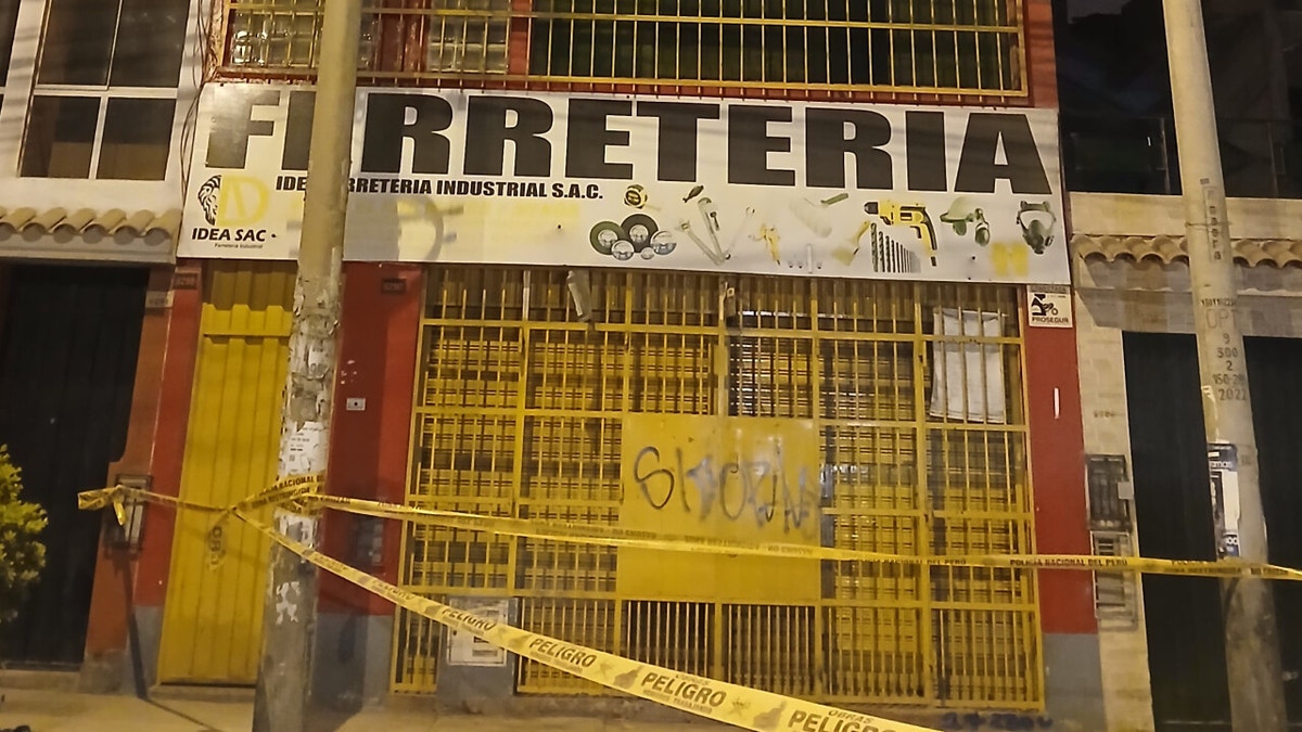 Arrestan a presuntos miembros de 'Comas Grafts' que habían dejado un explosivo en Frontis de Ferretería