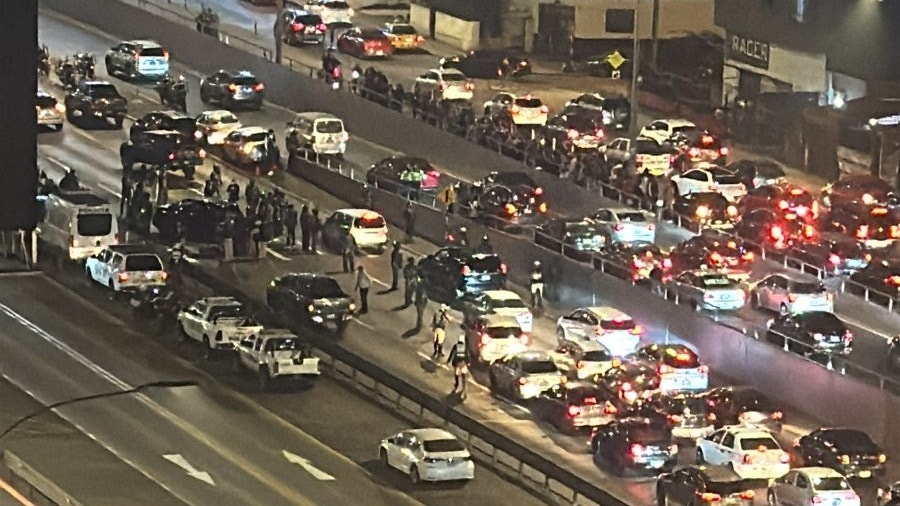 El tráfico ha sido totalmente paralizado en la ruta expresa