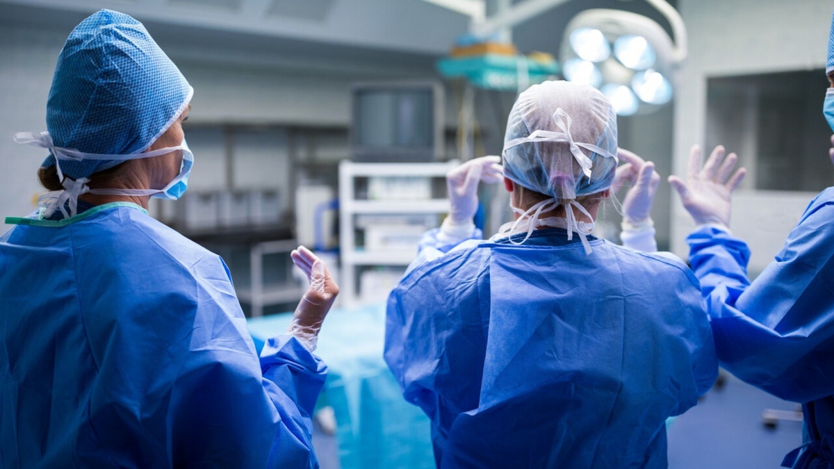 El estudio revela que la cirugía robótica no excede la cirugía laparoscópica