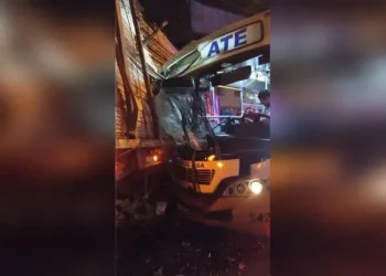 Ate: más de 10 heridos tras choque de bus de transporte público con un camión de carga