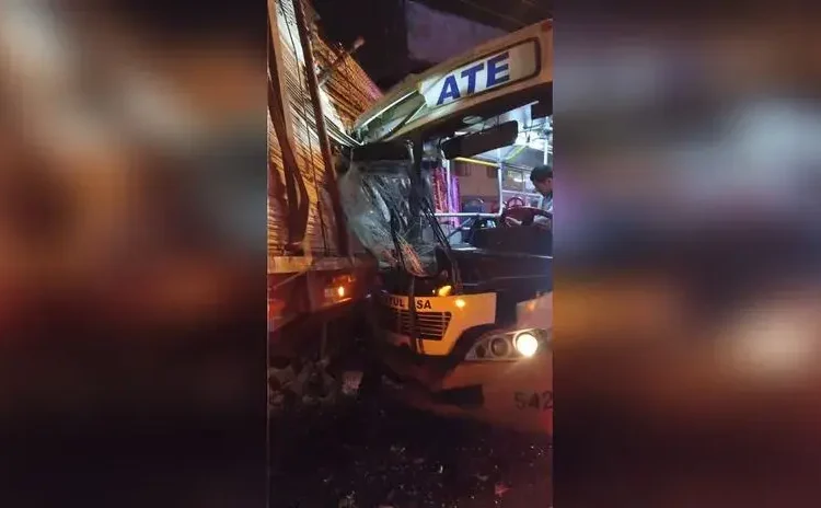 Ate: más de 10 heridos tras choque de bus de transporte público con un camión de carga