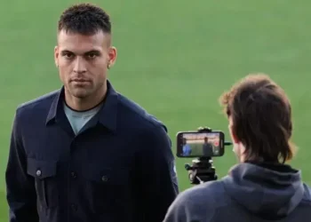 Champions League: en Italia afirman que sería “milagro” que Lautaro Martínez juegue la vuelta entre Inter y Barcelona por lesión muscular