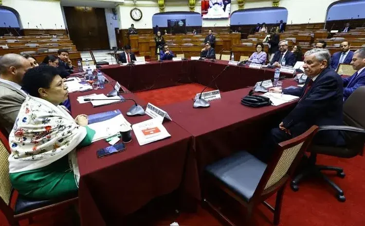 Comisión de Constitución aprueba dictamen para restablecer la inmunidad parlamentaria