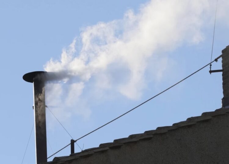 Cómo hacen el humo negro y blanco del cónclave para elegir al nuevo Papa