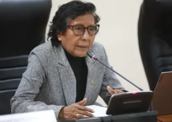 Congresista Lucinda Vásquez es acusada de contratar a familiares en su despacho y recortar el sueldo a trabajadores