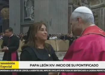 Dina Boluarte saludó al papa León XIV tras misa de inicio de pontificado