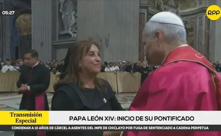 Dina Boluarte saludó al papa León XIV tras misa de inicio de pontificado