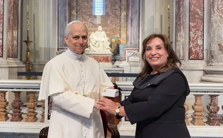 Dina Boluarte tuvo audiencia extraordinaria con el papa León XIV en la sacristía de la Basílica de San Pedro