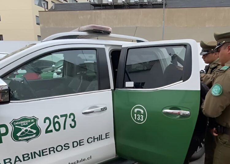 Dos sujetos son detenidos mientras descargaban bolsas con marihuana en estacionamiento de edificio de Santiago