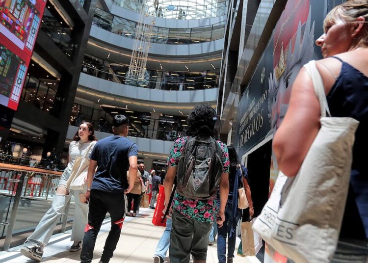 Encuesta CEP: chilenos que creen que su situación económica es “Buena o Muy Buena” llega a su nivel más alto en 18 años