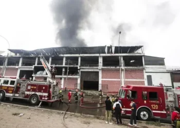 Incendio arrasó almacén de colchones y madera en Villa El Salvador: bomberos continúan trabajando para sofocarlo [FOTOS]