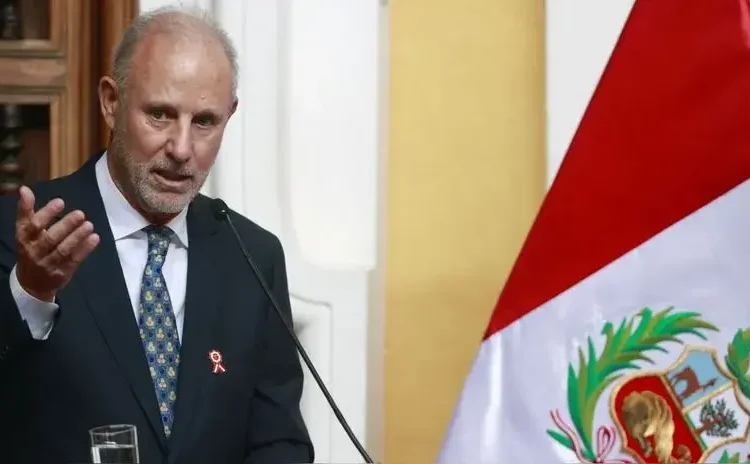 Javier González-Olaechea asegura que denuncias contra Dina Boluarte afectan imagen del Perú en el exterior