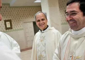 León XIV “escapó” a la residencia del Vaticano en la que vivía para saludar a empleados y vecinos y tomarse selfies