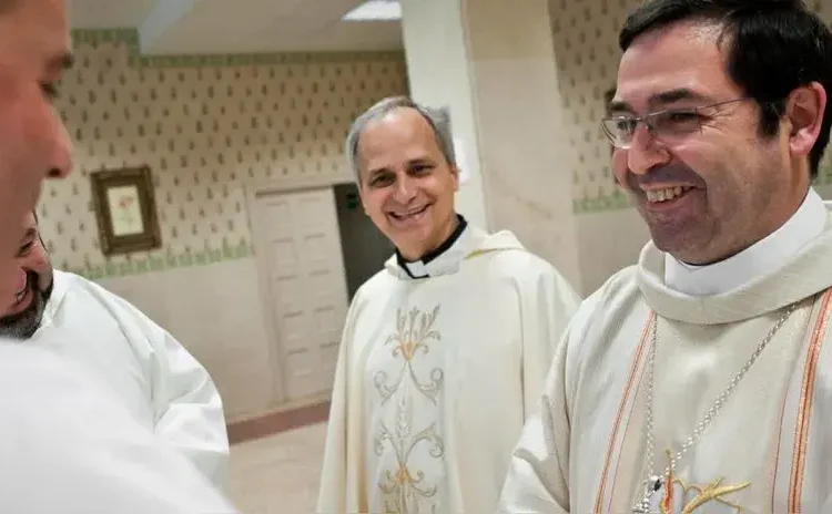 León XIV “escapó” a la residencia del Vaticano en la que vivía para saludar a empleados y vecinos y tomarse selfies