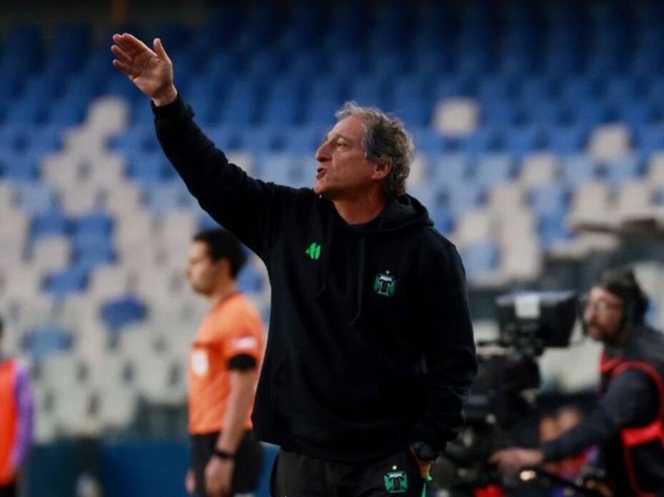 El entrenador vino a dirigir la práctica de Temuco Sports el martes esperando para desbloquear su partida del club. Foto: Agencia Aton.