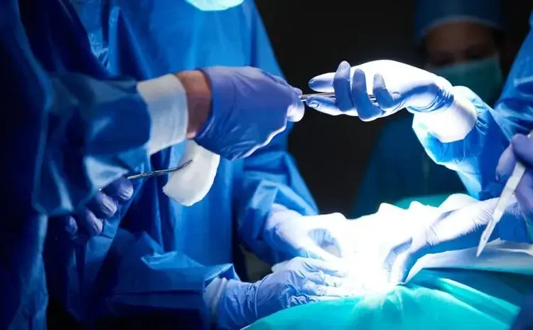 Médicos realizan primer trasplante de vejiga humana en el mundo